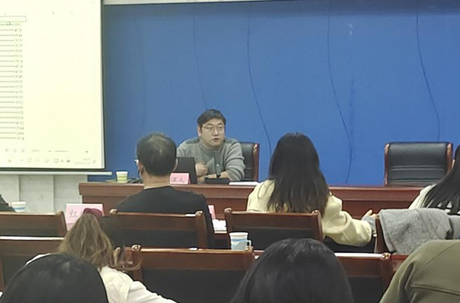 图为会议介绍市残联信息化建设情况